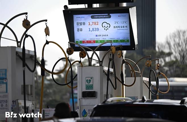 지난 5일 서울 서초 만남의 광장휴게소 주유소에서 경유가가 휘발유가보다 높은 모습을 보이고 있다./사진=이명근 기자 qwe123@