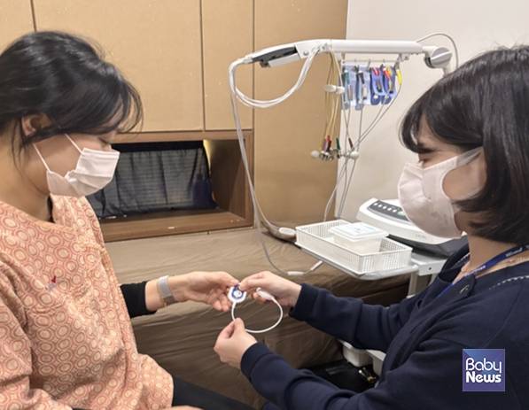 한국건강관리협회 경남지부에서 의료진이 웨어러블 심전도 기기 '모비케어'를 환자에게 적용하고 있다.&nbsp;ⓒ대웅제약