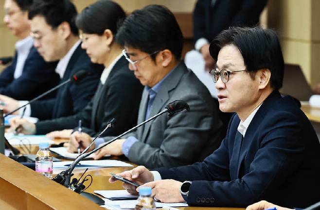 김정관 산업통상부 장관이 13일 서울 종로구 한국무역보험공사 중회의실에서 '범부처 합동점검단 회의'를 주재하고 있다. 사진=산업부