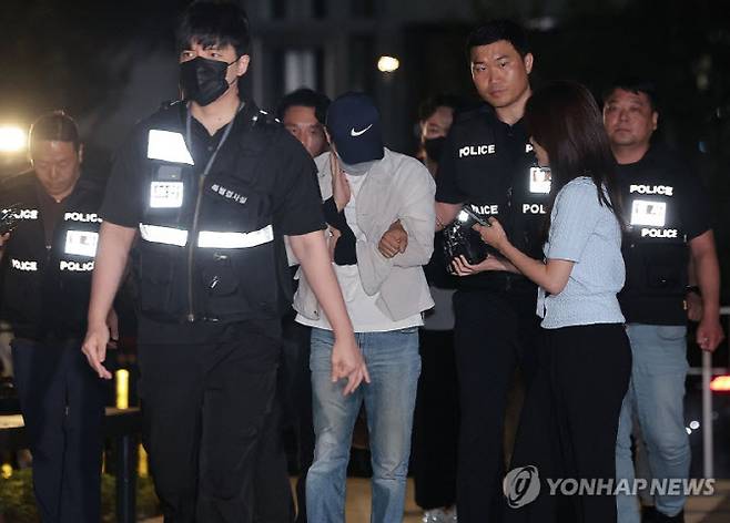 '삼부토건 주가조작' 사건으로 수사받다가 도주한 이기훈 삼부토건 부회장(겸 웰바이오텍 회장)이 경찰에 체포돼 지난해 9월 11일 서울 종로구에 마련된 김건희특검 사무실로 들어서고 있다. (사진=연합뉴스)