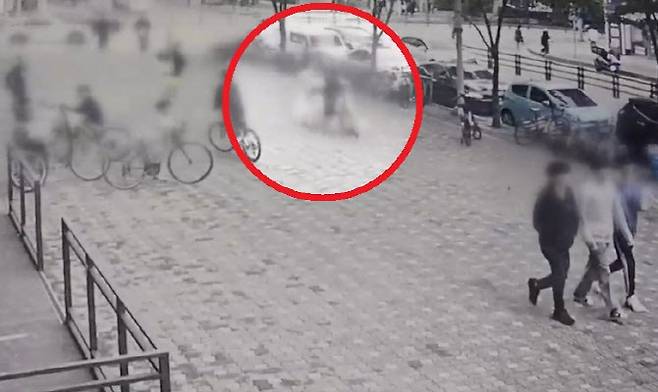 지난 10월 인천 연수구 송도 한 인도에서 딸을 향해 달리던 전동 킥보드에 치인 여성이 중태에 빠졌다가 의식을 찾았으나 인지 장애 등 후유증을 겪고 있는 것으로 알려졌다. (사진=KBS 캡처)