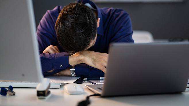 아무리 자도 피로감이 해소되지 않는다면, 비타민 B 부족일 수 있다｜출처: 클립아트코리아