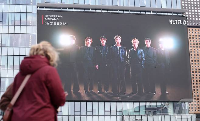방탄소년단(BTS)의 컴백 라이브 공연을 아흐레 앞둔 12일 서울 종로구 광화문광장 인근 전광판에 BTS 컴백 공연 광고가 나오고 있다. 약 3년 9개월 만에 컴백하는 방탄소년단(BTS)의 공연은 오는 21일 오후 8시 광화문 광장 일대에서 ‘BTS 컴백 라이브: 아리랑(ARIRANG)’이라는 타이틀로 개최된다. 2026.3.12 ⓒ 뉴스1 김성진 기자