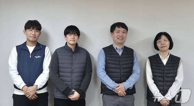 12일 서울역 인근에 있는 취약계층 결핵환자 관리 시설 '미소꿈터'에서 이안열 소장(왼쪽에서 세 번째)과 직원들이 뉴스1과 인터뷰 후 기념 사진을 찍고 있다. 2026.3.12/뉴스1 조유리 기자