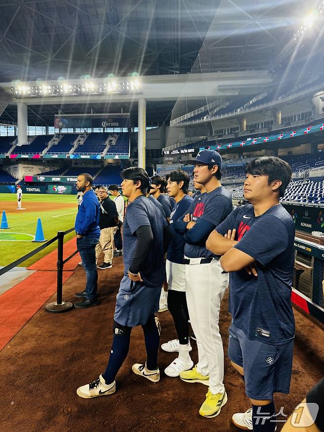 한국 선수단이 훈련 중인 도미니카공화국 선수들을 지켜보고 있다..2026.3.13 ⓒ 뉴스1 서장원 기자