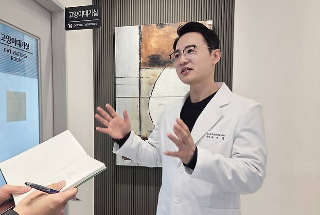 유제혁 인천 부평 24시 아프리카동물의료센터 원장이 병원의 특화 건강검진 서비스에 대해 설명하고 있다. ⓒ 뉴스1