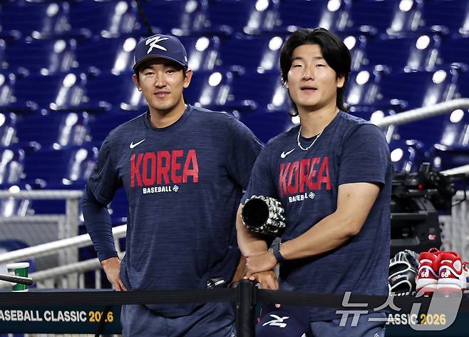 대한민국 야구 대표팀 고영표(왼쪽), 곽빈이 12일 오후(현지시간) 미국 플로리다주 마이애미 론디포파크에서 2026 월드베이스볼클래식(WBC) 공식훈련을 앞두고 8강전 상대인 도미니카공화국의 공식훈련을 지켜보고 있다. 2026.3.13 ⓒ 뉴스1 구윤성 기자