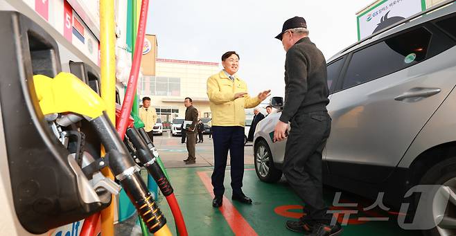 김관영 전북특별자치도지사가 12일 전북 전주시 만성동 한 주유소를 찾아 주유를 하는 도민들과 이야기 나누고 있다. (전북특별자치도 제공. 재판매 및 DB 금지) 2026.3.12 ⓒ 뉴스1 유경석 기자