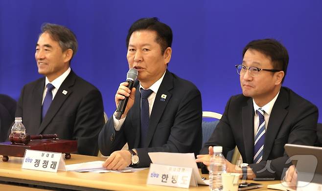 정청래 더불어민주당 대표가 13일 전북 순창군 발효미생물산업진흥원에서 열린 현장 최고위원회의에서 발언을 하고 있다. 오른쪽은 한병도 원내대표. 2026.3.13 ⓒ 뉴스1 유경석 기자