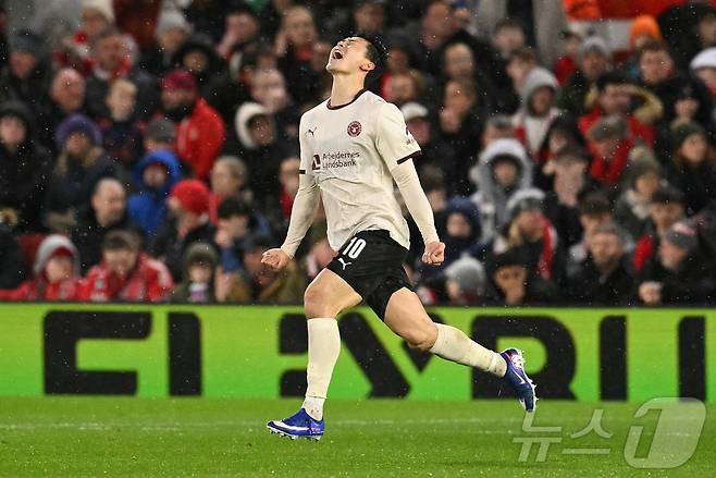 조규성이 13일(한국시간) 영국 노팅엄의 더 시티 그라운드에서 열린 노팅엄 포레스트(잉글랜드)와 2025-26 유럽축구연맹(UEFA) 유로파리그(UEL) 16강 1차전에서 득점 후 세리머니를 하고 있다. ⓒ AFP=뉴스1