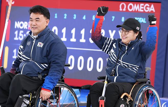 휠체어컬링 혼성팀 차진호(왼쪽)와 방민자가 12일(현지시간) 이탈리아 코르티나 컬링 올림픽 스타디움에서 열린 2026 밀라노·코르티나 동계패럴림픽 휠체어컬링 혼성팀 예선 최종전 이탈리아와 경기에서 승리하며 준결승 진출에 성공한 후 기뻐하고 있다. 사진 | 대한장애인체육회