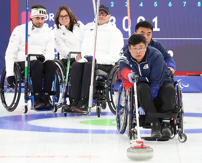 휠체어컬링 이현출이 12일(현지시간) 이탈리아 코르티나 컬링 올림픽 스타디움에서 열린 2026 밀라노·코르티나 동계패럴림픽 휠체어컬링 혼성팀 예선 최종전 이탈리아와 경기에서 스톤을 던지고 있다. 사진 | 대한장애인체육회