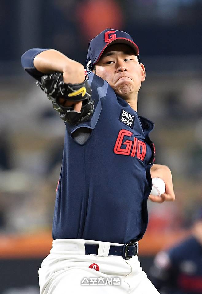 롯데 김진욱이 2일 대전 한화생명볼파크에서 열린 2025 KBO리그 한화와 경기에 선발 등판해 힘차게 공을 던지고 있다. 대전 | 박진업 기자 upanddup@sportsseoul.com