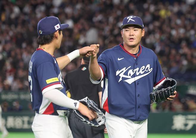 일본 도쿄돔에서 열린 2026 월드베이스볼클래식(WBC) C조 조별리그 최종전 대한민국과 호주의 경기. 3회말 무실점 호투를 보인 한국 노경은이 이정후와 자축하고 있다. 사진 | 연합뉴스