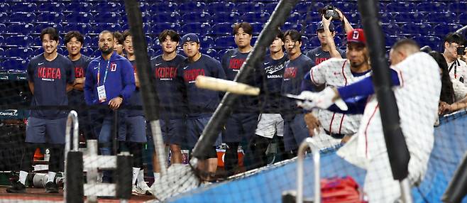 도미니카공화국과 월드베이스볼클래식(WBC) 준준결승 경기를 앞둔 한국 야구대표팀 선수들이 12일(현지시간) 미국 플로리다주 마이애미 론디포파크에서 타격 연습 중인 도미니카의 마차도를 지켜보고 있다. 사진 | 연합뉴스