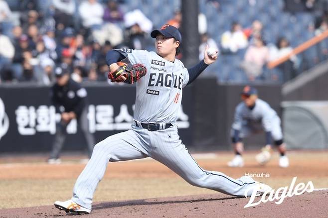 한화 왕옌청이 12일 대전 한화생명 볼파크에서 열린 2026 KBO리그 시범경기 삼성전에 선발 등판해 역투하고 있다. 사진 | 한화 이글스