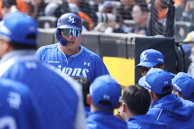 삼성 최형우가 12일 대전 한화생명 볼파크에서 열린 2026 KBO리그 시범경기 한화전에서 득점 한 후 더그아웃으로 들어오고 있다. 사진 | 삼성 라이온즈