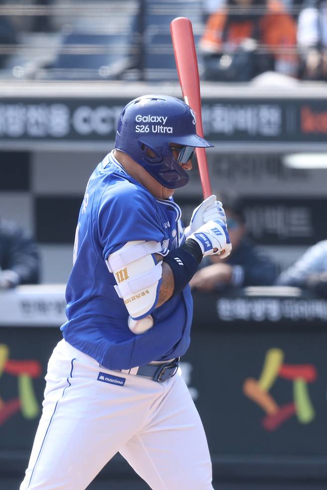 삼성 최형우가 12일 대전 한화생명 볼파크에서 열린 2026 KBO리그 시범경기 한화전에서 공에 몸을 맞고 있다. 사진 | 삼성 라이온즈