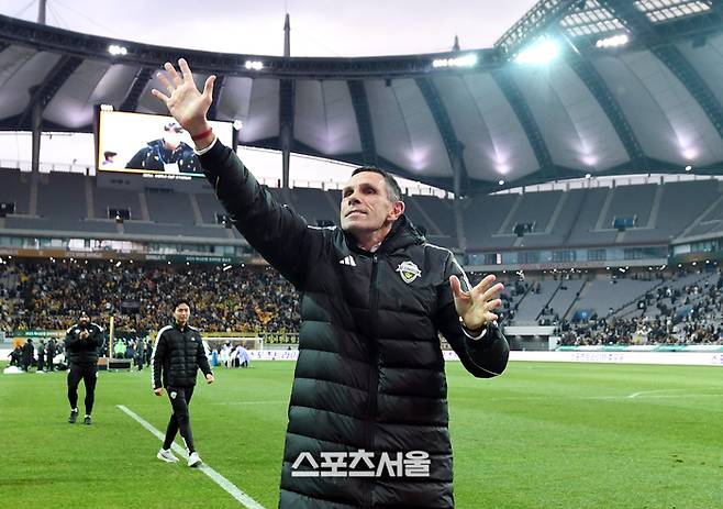 전북 현대 거스 포옛 감독이 6일 서울월드컵경기장에서 열린 2025 하나은행 코리아컵 광주FC와의 결승전에서 2-1로 승리하며 우승을 차지한 뒤 팬들에게 인사를 하고 있다. 전북은 K리그1에 이어 코리아컵까지 우승하며 더블을 달성했다. 2025. 12. 6.  박진업 기자 upandup@sporttsseoul.com