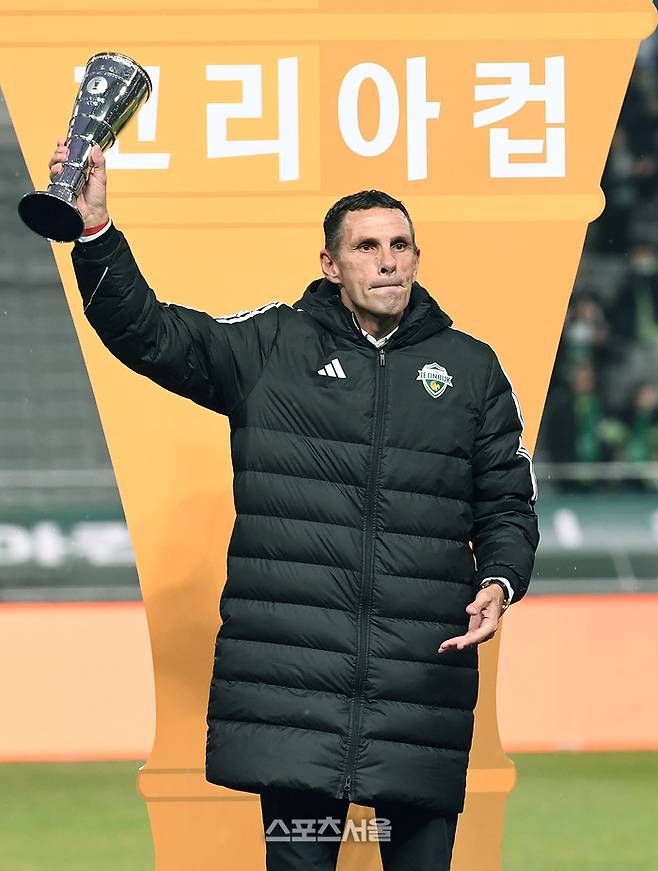 전북 현대 거스 포옛 감독이 6일 서울월드컵경기장에서 열린 2025 하나은행 코리아컵 광주FC와의 결승전에서 2-1로 승리하며 우승을 차지한 뒤 감독상을 수상하고 기념촬영을 하고 있다. 전북은 K리그1에 이어 코리아컵까지 우승하며 더블을 달성했다. 2025. 12. 6.  박진업 기자 upandup@sporttsseoul.com