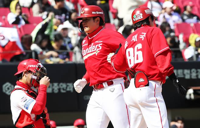 SSG 김재환이 3일 광주-기아 챔피언스필드에서 열린 2026 KBO리그 시범경기 KIA전에서 홈런을 친 뒤 기뻐하고 있다. 사진 | SSG 랜더스