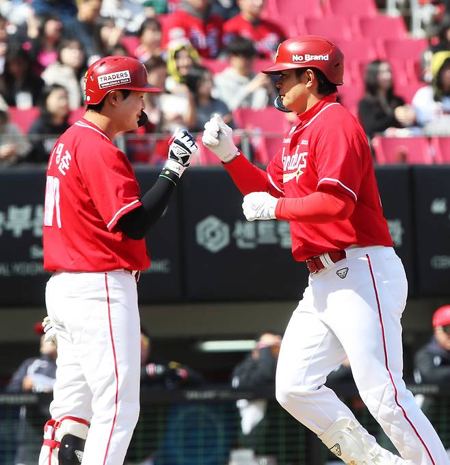 SSG 김재환(왼쪽)이 13일 광주-기아 챔피언스필드에서 열린 2026 KBO리그 시범경기 KIA전에서 홈런을 친 뒤 고명준과 기뻐하고 있다. 사진 | SSG 랜더스
