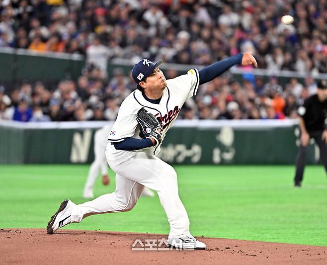 대한민국 야구대표팀의 류현진이 8일 일본 도쿄 도쿄돔에서 열린 2026 월드베이스볼클래식(WBC) 조별리그 대만과 경기에 선발 등판해 힘차게 공을 던지고 있다. 도쿄(일본) | 박진업 기자 upandup@sportsseoul.com