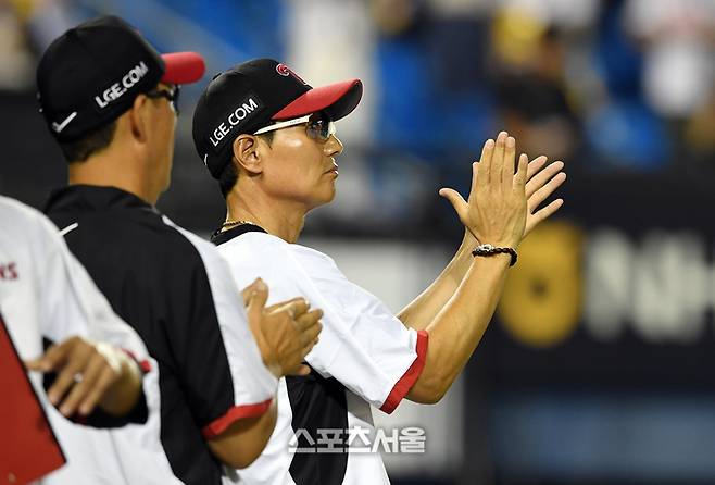 LG 염경엽 감독이 5일 잠실구장에서 열린 2025 KBO리그 두산과 경기에서 4-2로 승리한 뒤 선수들을 향해 박수를 보내고 있다. 잠실 | 박진업 기자 upandup@sportsseoul.com