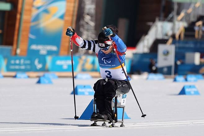 김윤지가 13일(현지시간) 이탈리아 테세로 크로스컨트리 스타디움에서 열린 2026 밀라노·코르티나 동계패럴림픽 여자 바이애슬론 스프린트 추적 좌식 예선에서 질주하고 있다. 사진 | 대한장애인체육회