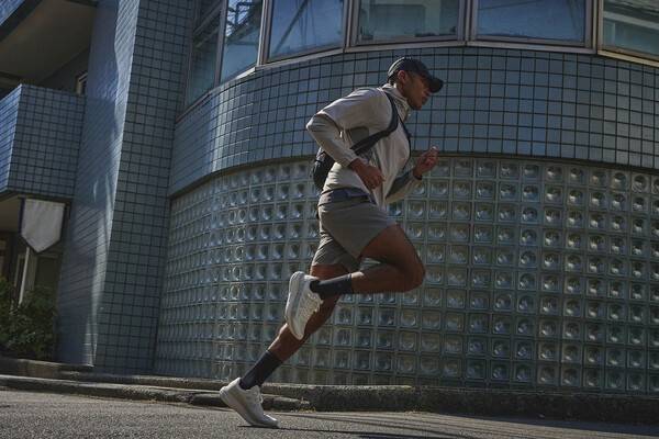 스포츠 브랜드 르꼬끄 스포르티브(le coq sportif, 이하 르꼬끄)가 러닝, 워킹, 하이킹 등 야외 스포츠 활동이 늘어나는 봄 시즌을 맞아 경량 기능성 아우터 '에어리 재킷(Airy Jacket)'을 출시하고, 런칭 캠페인 '가볍게 시작해(EFFORTLESS COOL, AIRY RUN)'를 전개한다. (르꼬끄 스포르티브, '에어리 재킷' 출시). /사진=데상트코리아