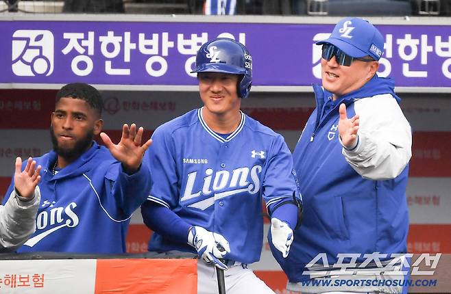 1회 교체 후 모습이 보이지 않았던 최형우는 9회 나타나 팀 부위기를 끌어올렸다.