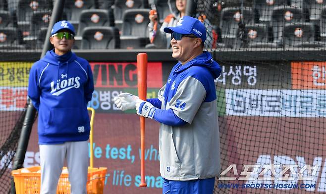12일 대전한화생명볼파크에서 열린 KBO리그 한화 이글스와 삼성 라이온즈의 시범경기. 삼성 최형우가 훈련을 지켜보고 있다. 대전=박재만 기자 pjm@sportschosun.com/2026.03.12/