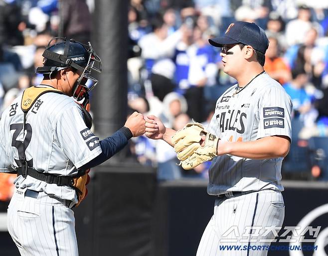 13일 대전 한화생명볼파크에서 열린 KBO리그 시범경기 한화와 삼성의 경기. 한화가 삼성에 승리했다. 경기 종료 후 승리의 기쁨을 나누고 있는 한화 김서현. 대전=송정헌 기자songs@sportschosun.com/2026.03.13/