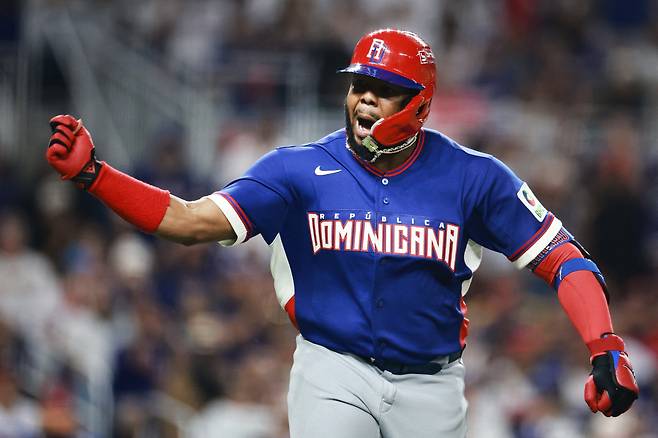 MIAMI, FLORIDA - MARCH 11: Vladimir Guerrero Jr. of the Dominican Republic hits a home run during the third inning against the Venezuela at loanDepot park on March 11, 2026 in Miami, Florida.   Carmen Mandato/Getty Images/AFP 연합뉴스