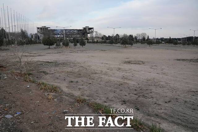 1만 2000석 규모의 아자디 실내 경기장이 5일(현지시간) 미국과 이스라엘의 공습으로 손상되어 있다. /테헤란=AP.뉴시스