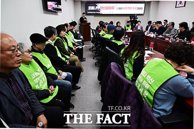 코로나19 백신 피해자를 위한 국가 책임 촉구 간담회에 참석한 백신 피해자 가족들.