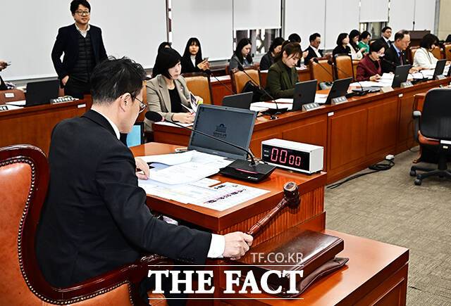 안건 상정하는 박주민 복지위원장.