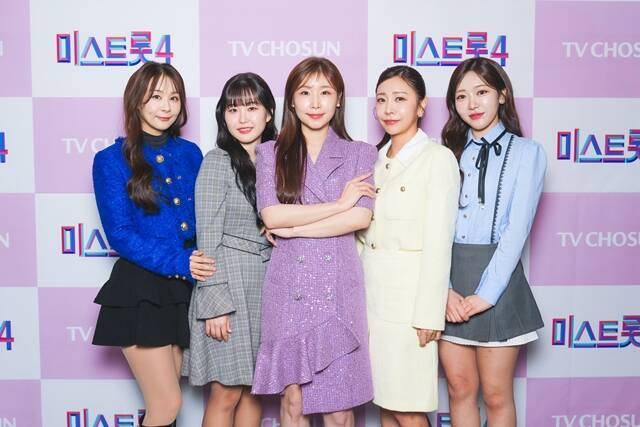 가수 윤태화 홍성윤 이소나 허찬미 길려원(왼쪽부터)이 13일 오후 2시 서울 금천구 TV조선 가산동 스튜디오에서 진행된 TV조선 예능프로그램 '미스트롯' 시즌4 톱5 기자간담회에 참석해 다양한 이야기를 나눴다. /TV조선