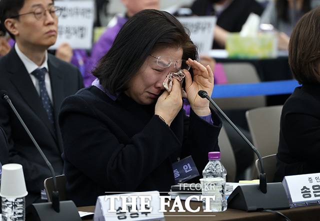 송은영 이태원역장이 13일 오전 서울 중구 은행회관에서 열린 '10·29 이태원 참사 진상규명 청문회'에 출석해 눈물을 흘리고 있다. /송호영 기자
