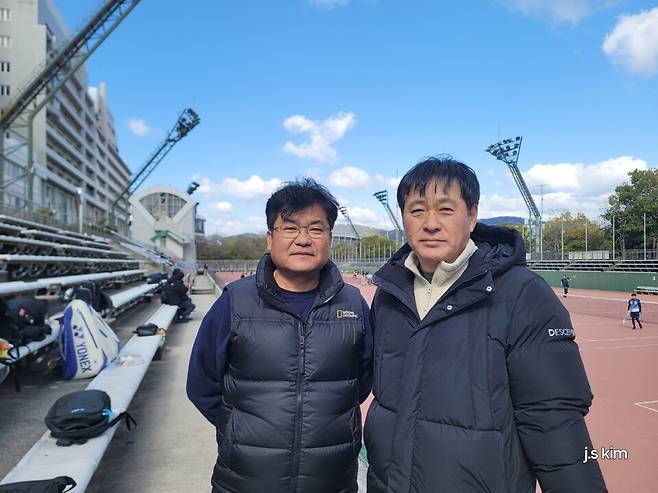 지난해 부산 전국체전 동반 우승으로 일본 히로시마 국제대회에 한국 대표로 출전한 수원시청 임교성 감독(왼쪽)과 옥천군청 주정홍 감독.&nbsp;
