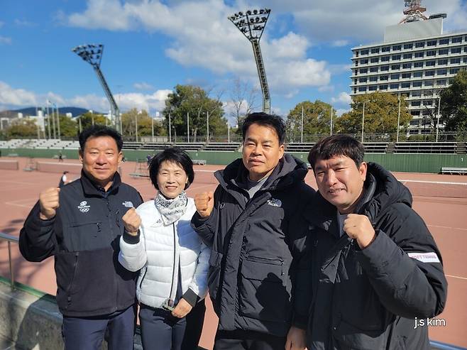 히로시마 피스컵 국제정구대회에 한국 선수단을 인솔한 대한정구협회 김영옥 부회장, 장한섭 실무부회장, 김백수 기획이사, 현경오 사무처장.