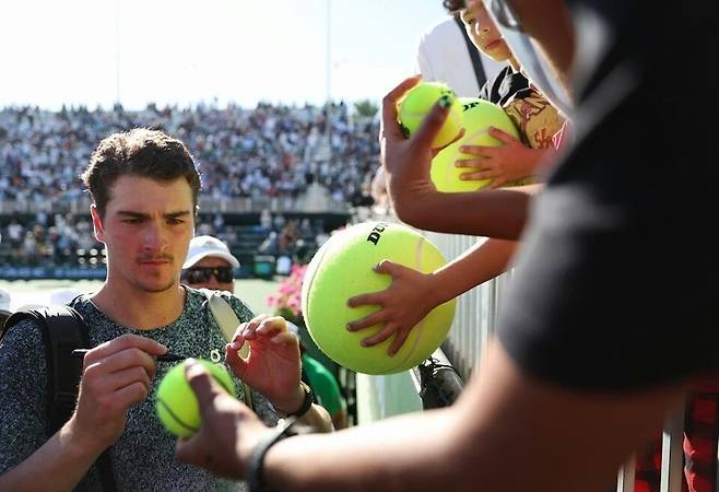 팬들에게 사인을 해주고 있는 폰세카. BNP파리바오픈