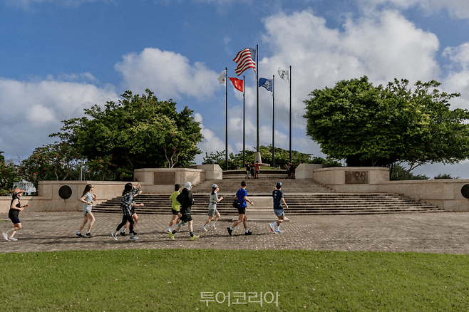 사이판 마라톤 참가자들이 쉐이크아웃 런(Shakeout Run)을 하며 아메리칸 메모리얼 파크(American Memorial Park)를 지나고 있다./ 사진- 마리아나관광청