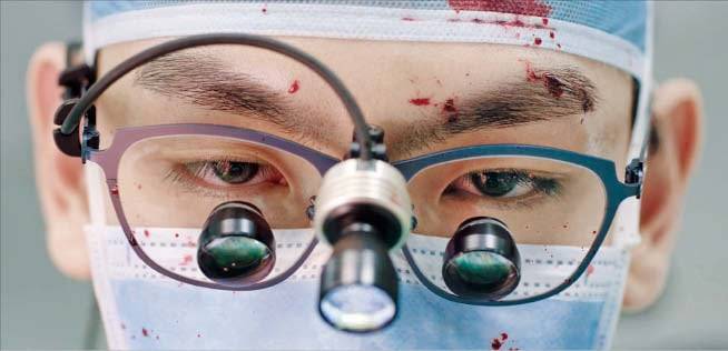 극 중 천재 의사 신주신(배우 정이찬)이 연인과 연인의 어머니 뇌를 교체하는 수술을 하고 있다./TV조선