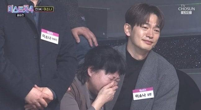 이소나의 우승이 결정되자 남편이자 배우인 강상준이 눈물을 흘리는 장모를 챙기고 있다. /TV조선