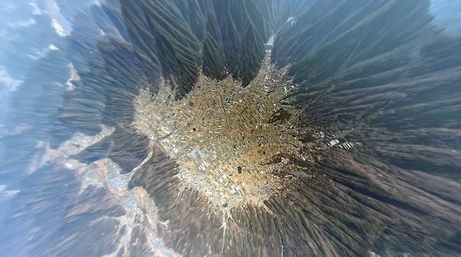 높이 200~600m 산들에 둘러싸인 경남 합천군 초계분지의 모습.(드론 360도 파노라마 촬영을 이용한 변형 사진) /조선일보DB