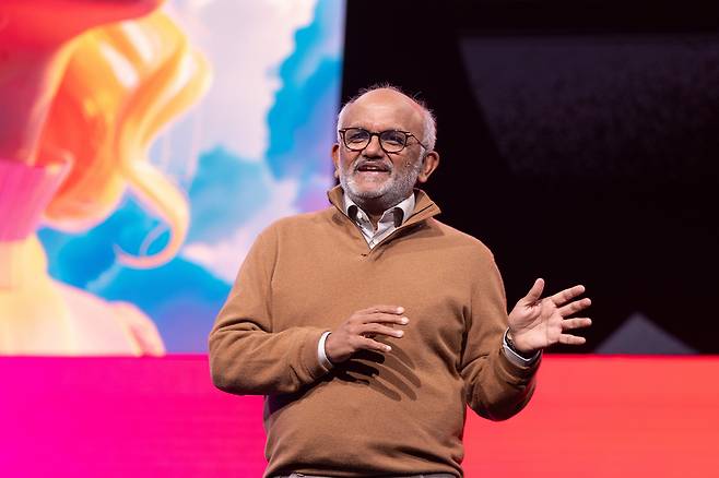 샨타누 나라옌 어도비 최고경영자(CEO)가 28일(현지시각) 미국 로스앤젤레스(LA) 피코크센터에서 열린 어도비의 연례 크리에이티브 행사 ‘어도비 맥스(MAX)’에서 기조연설을 하고 있다./AP