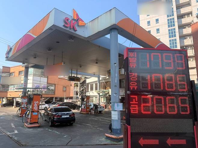 석유 최고가격제 시행 첫날인 13일 오전 서울 동작구의 한 주유소에서 자동차가 주유 중이다. /이호준 기자