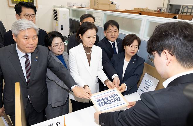 이해민 조국혁신당 의원이 서명옥 국민의힘 의원 징계안을 지난 3일 서울 여의도 국회 의안과에 제출하고 있다./뉴스1