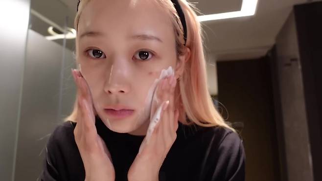피부 탄력 관리의 기본인 깨끗한 세안. 유튜브 〈aespa〉